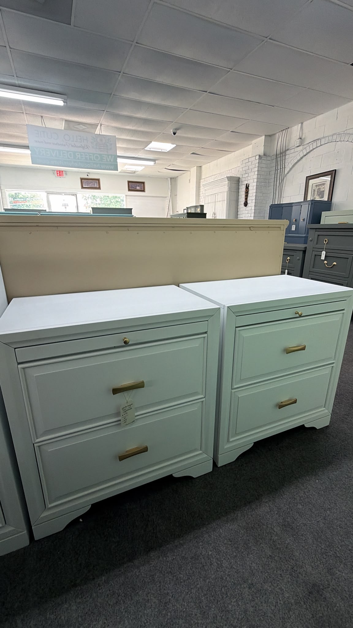 White lacquered pair of nightstands