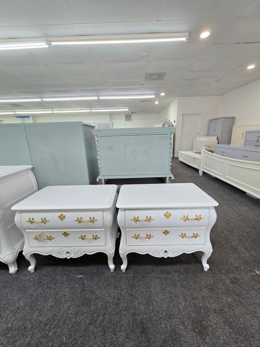 Century Louis XV french 2 matching nightstands