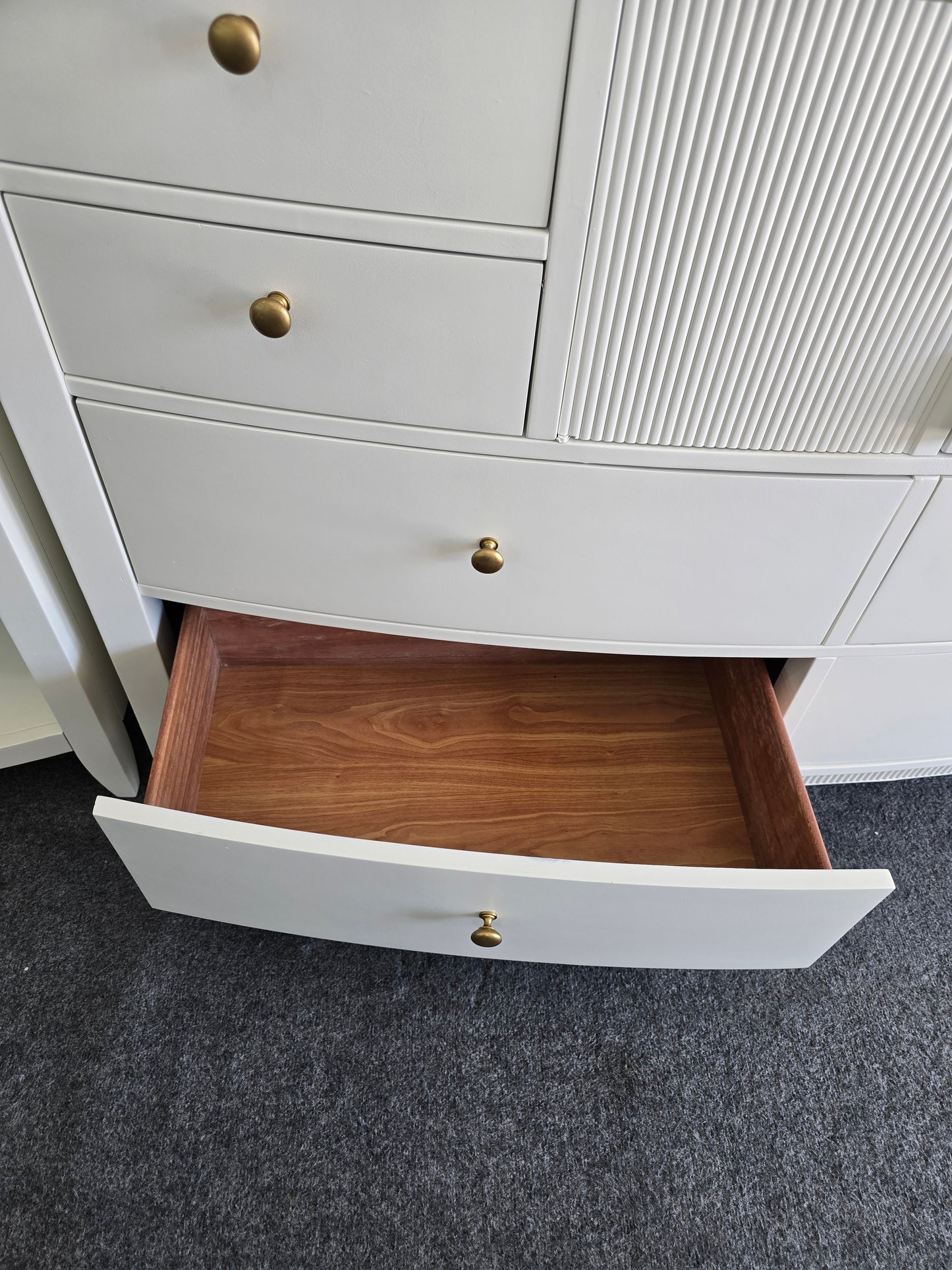 Alabaster 8 drawers 2 doors dresser