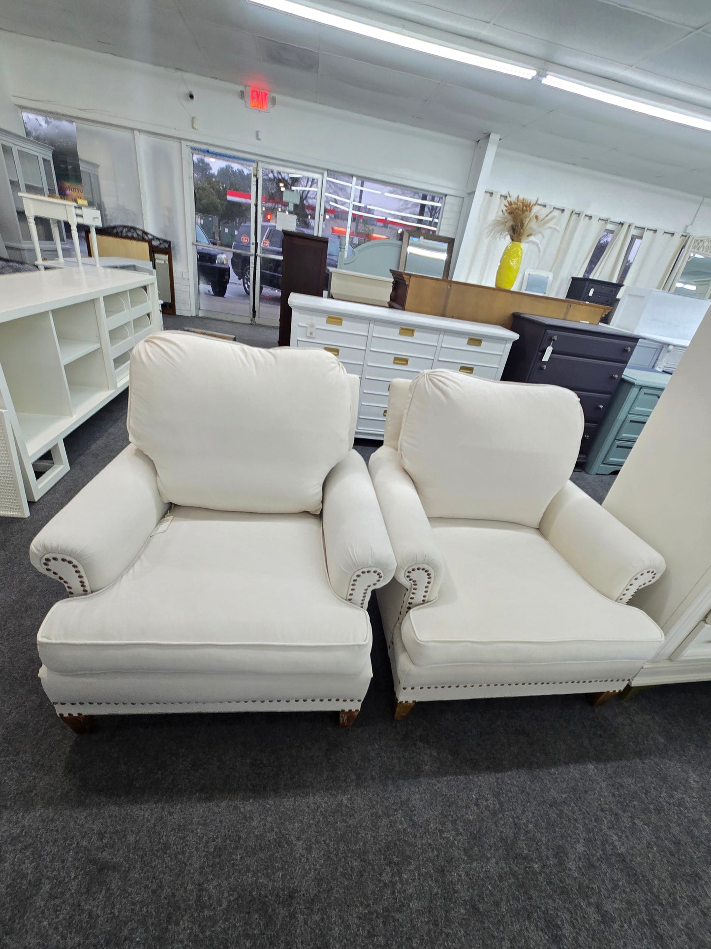 Set of 2 cozy off white re upholstered chairs