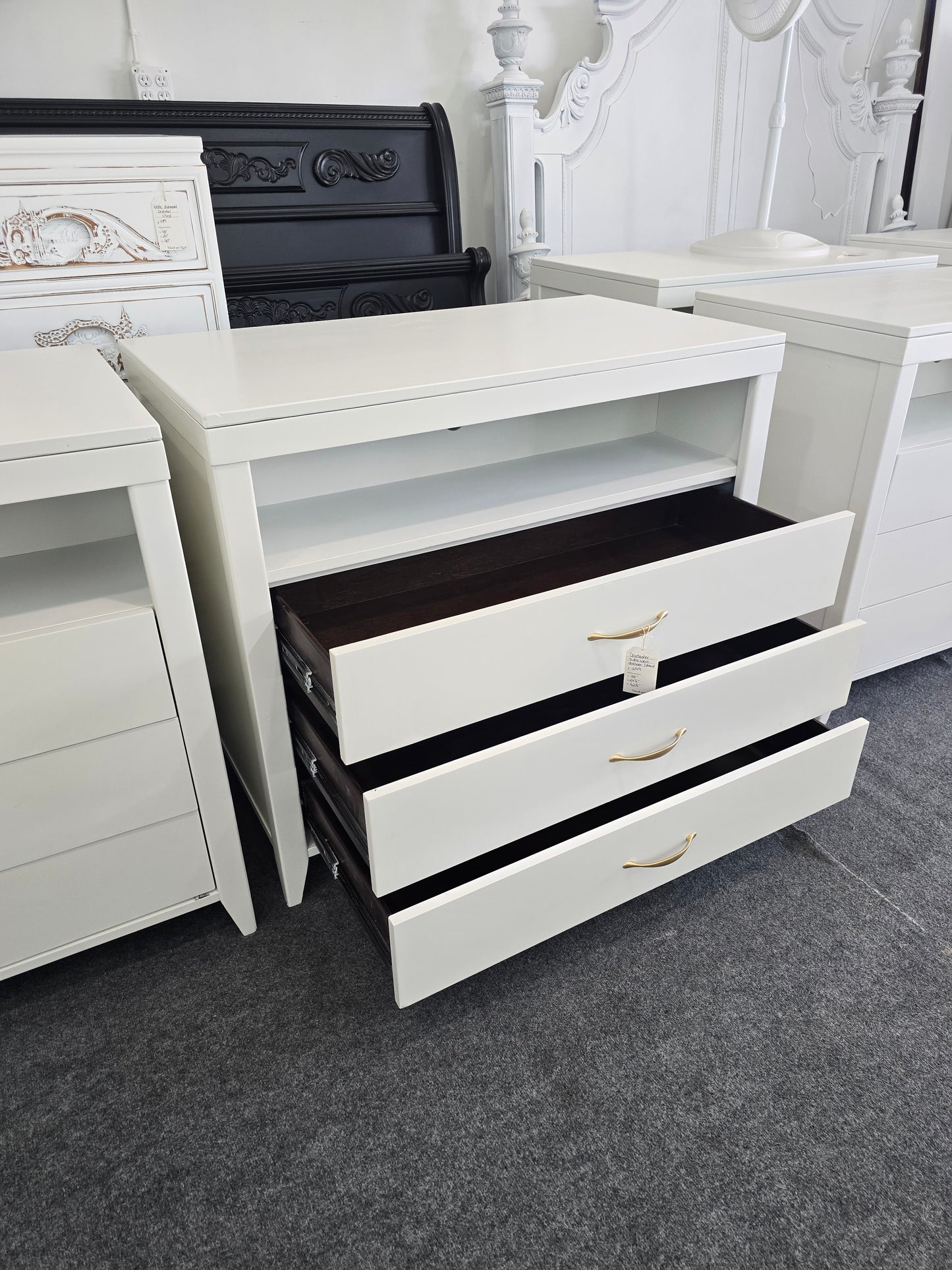 Alabaster 3 drawers dresser/stand