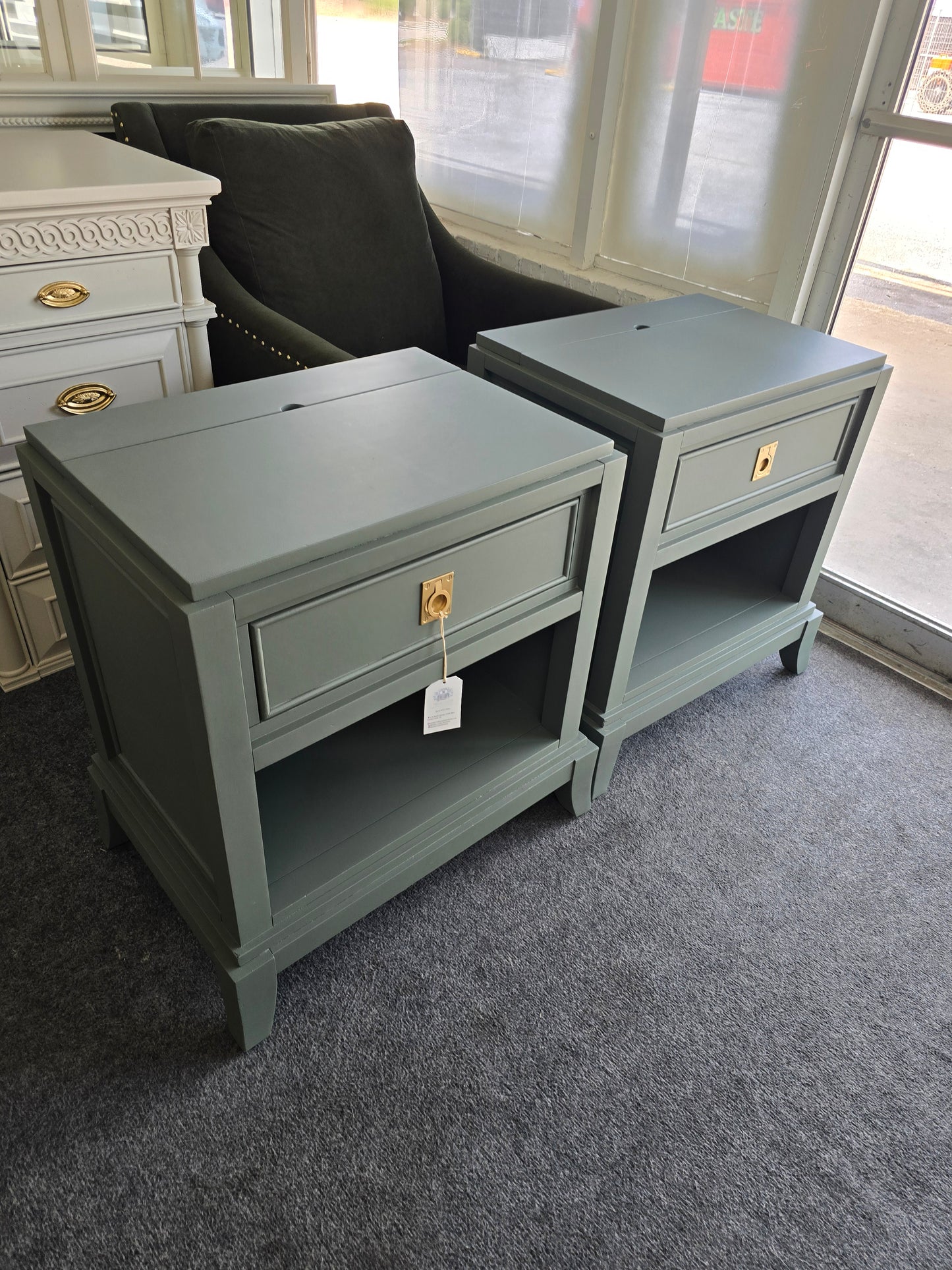 Broyhill green pair of nightstands