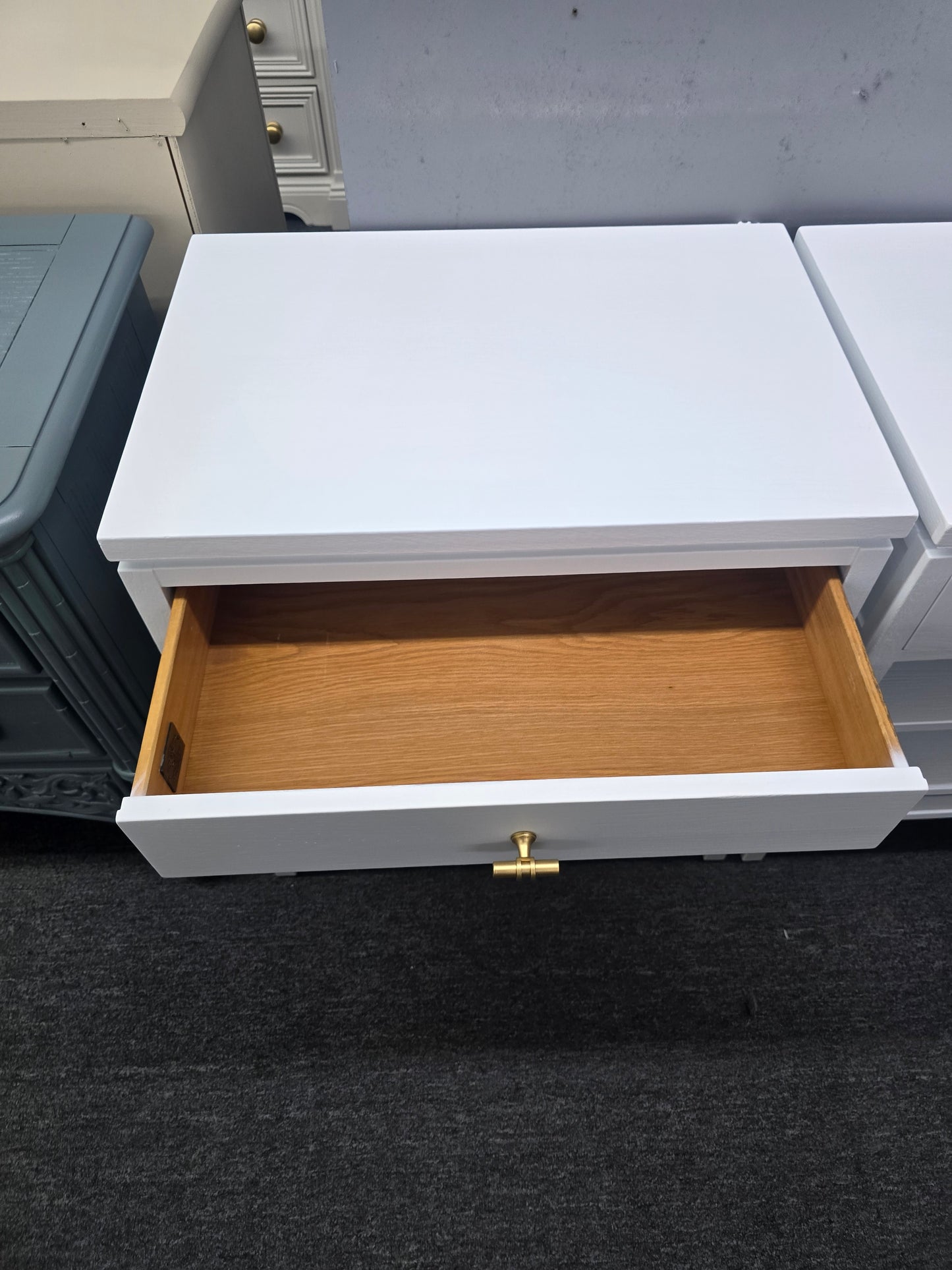 Stanley white lacquered pair of nightstands