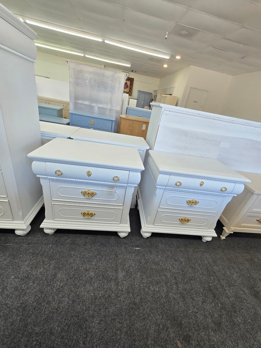 Solid wood cute 2 white nightstands