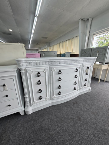 Gorgeous Pulaski white dresser