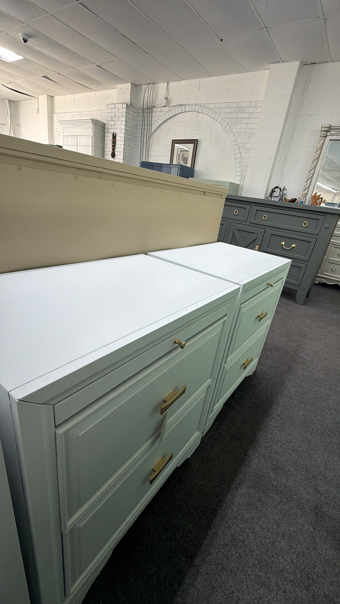 White lacquered pair of nightstands