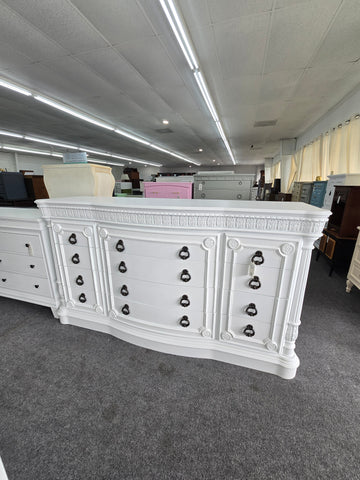 Gorgeous Pulaski white dresser