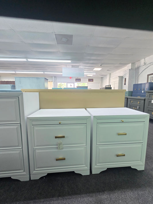 White lacquered pair of nightstands