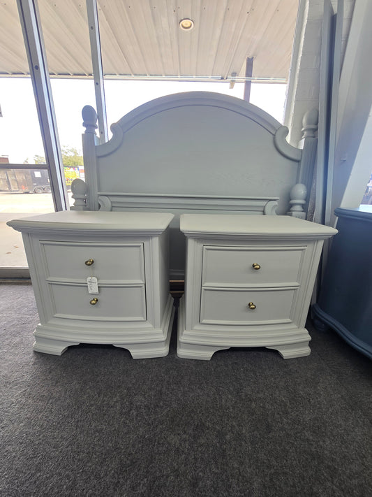 Light gray pair of nightstands