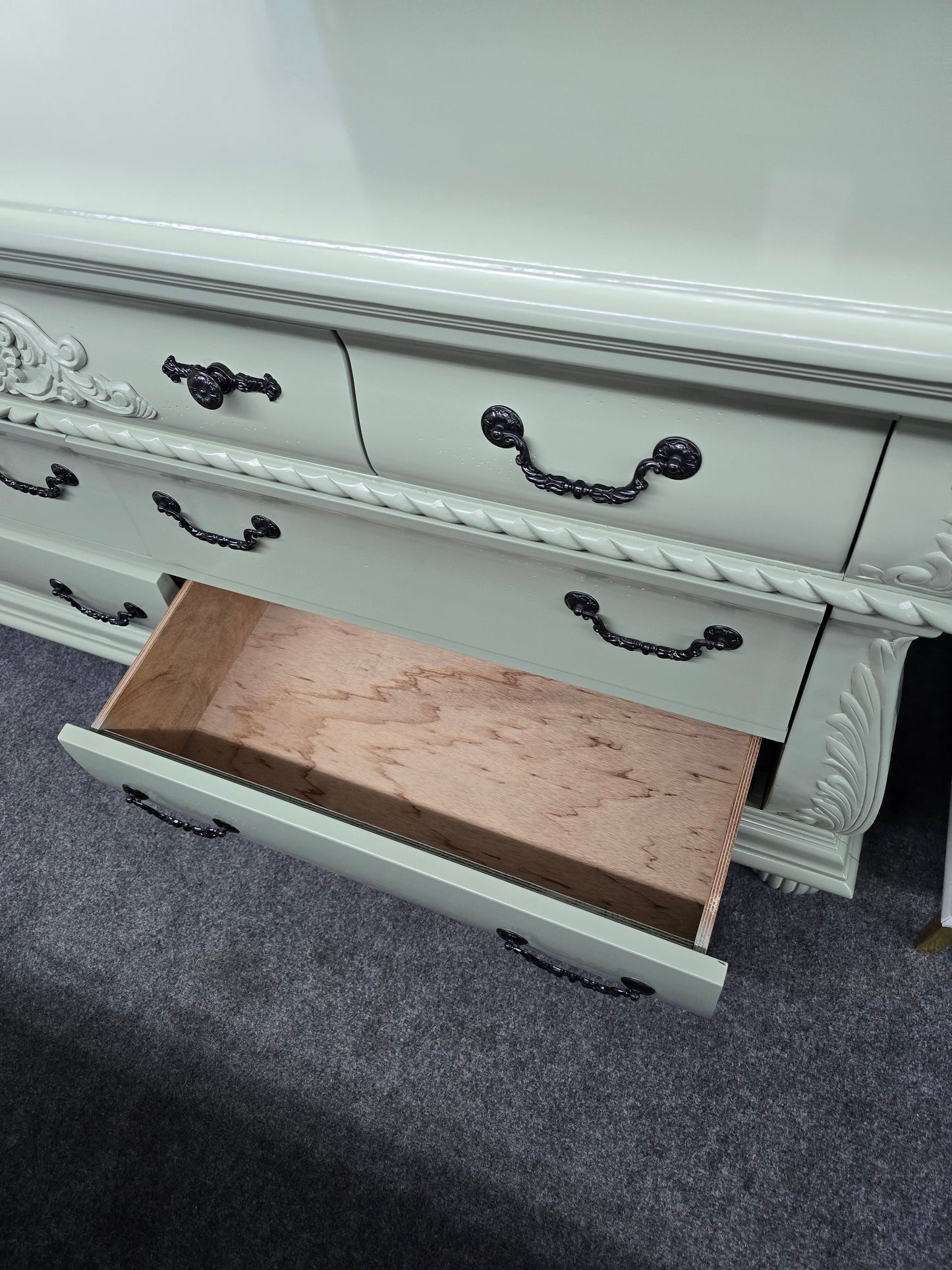 Green lacquered 7 drawers dresser
