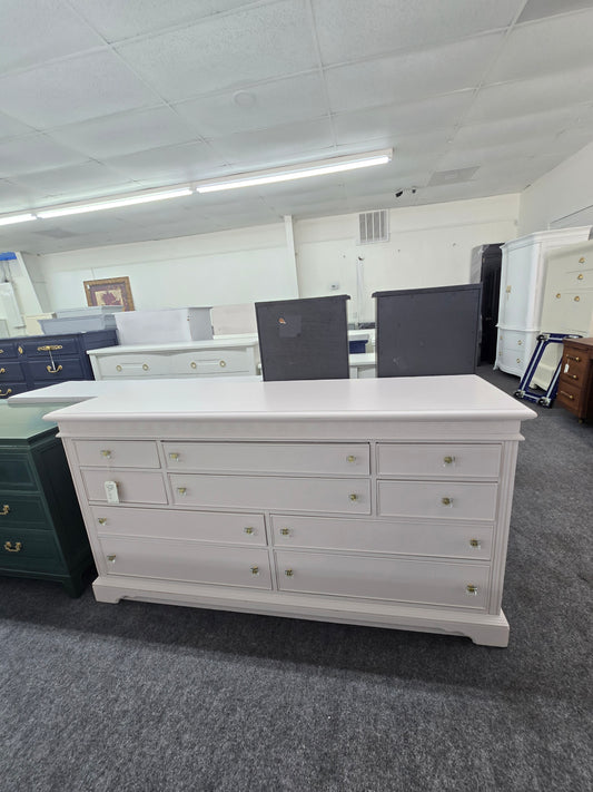 10 drawers pale pink dresser