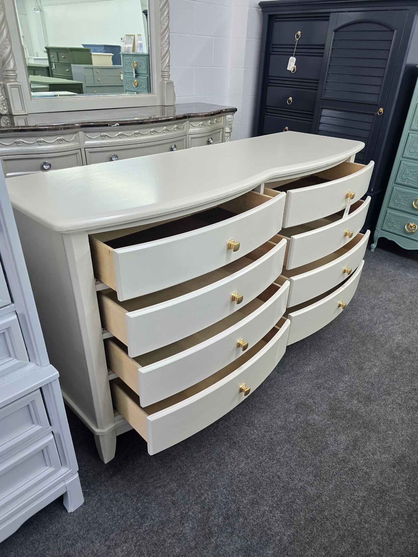 8 drawers cream lacquered dresser