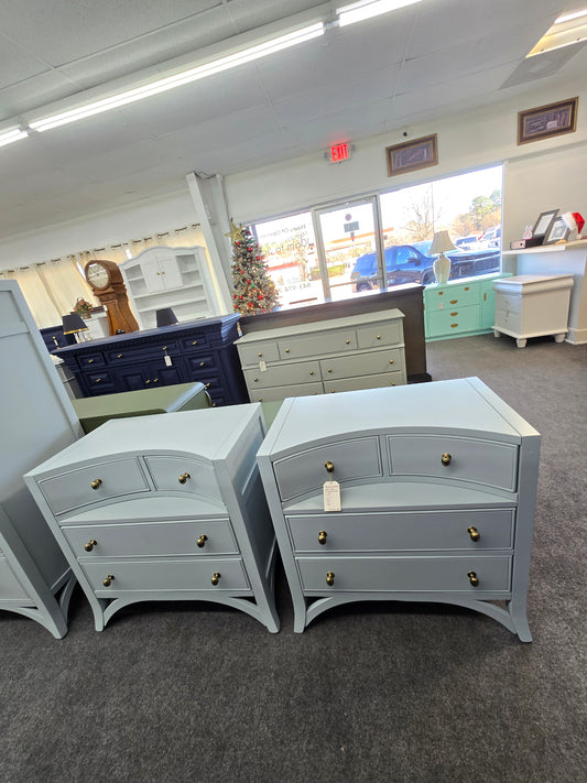 American signature blue pair of nightstands