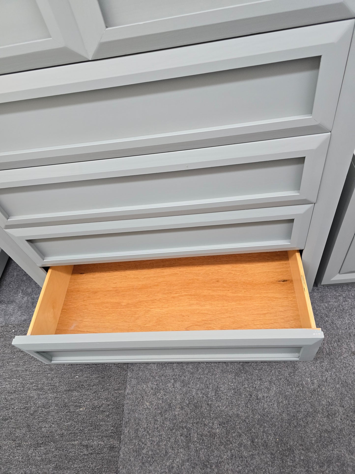 Thomasville grewn gray chest