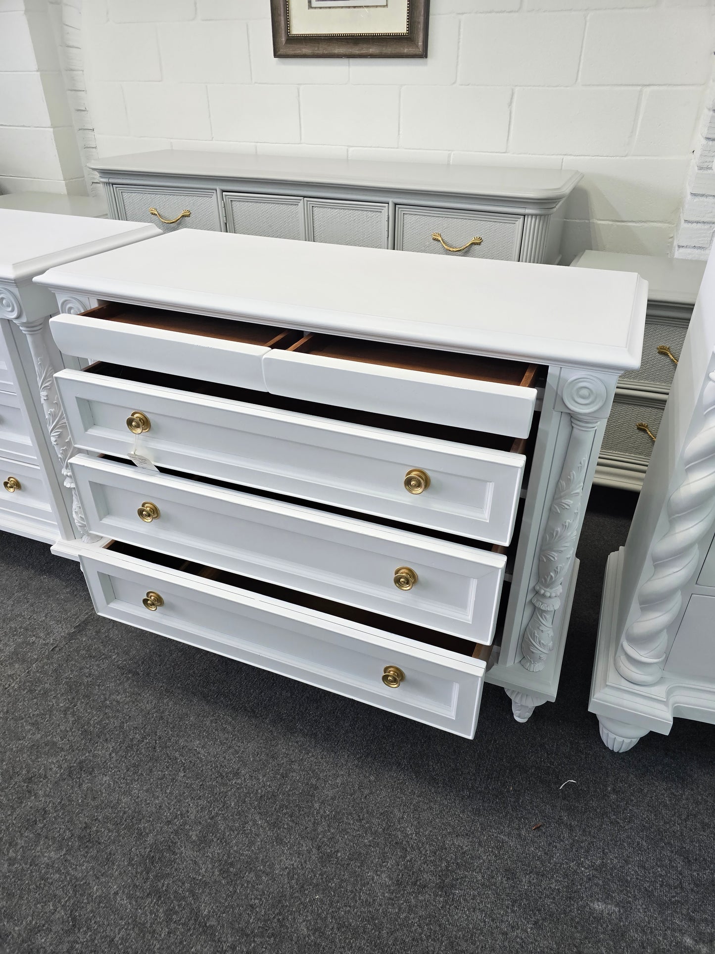 Tommy Bahama 5 drawers white dresser