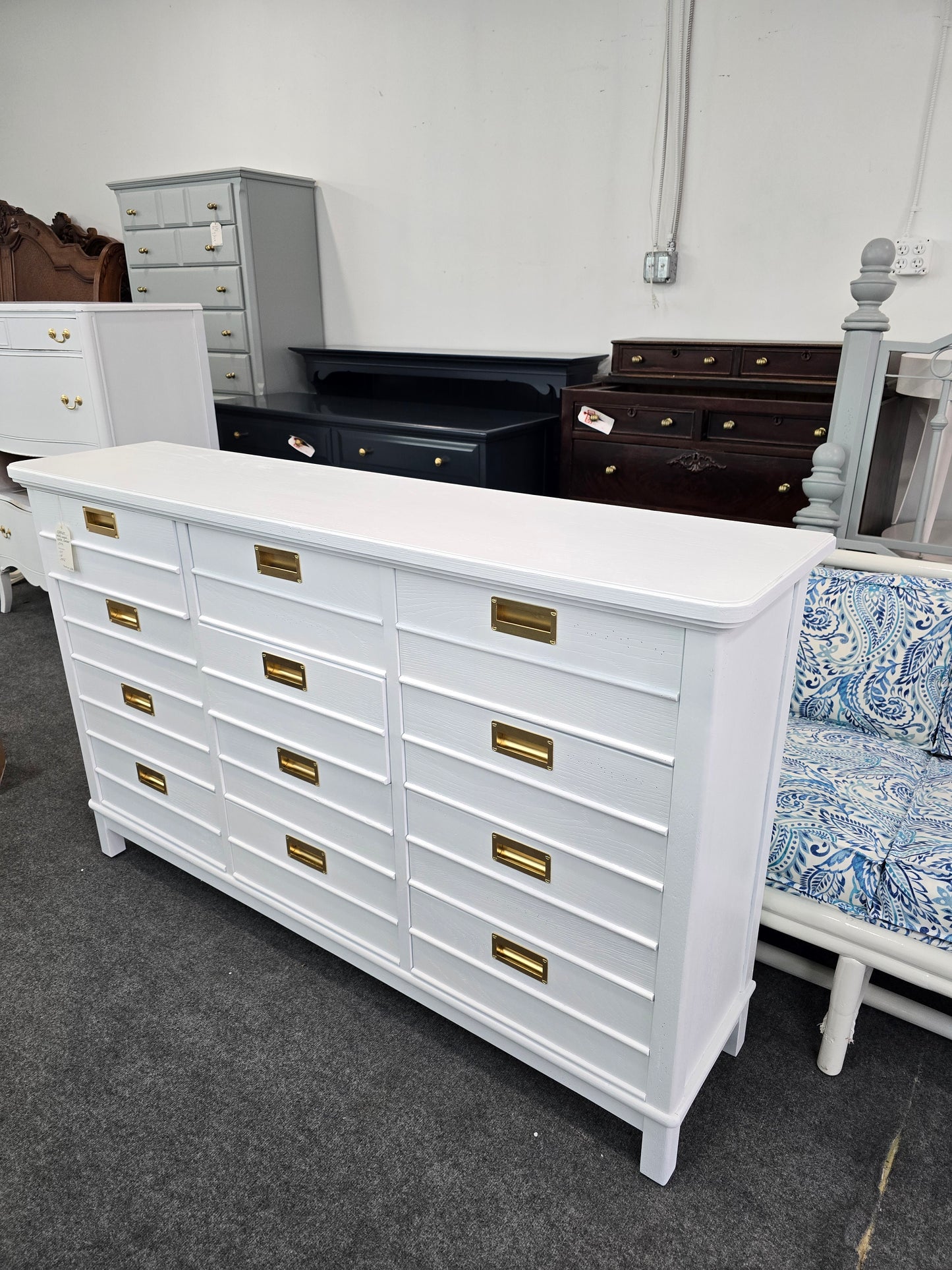 Stanley white 9 drawers dresser