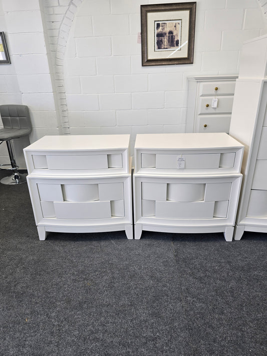 Havertys off white pair of nightstands