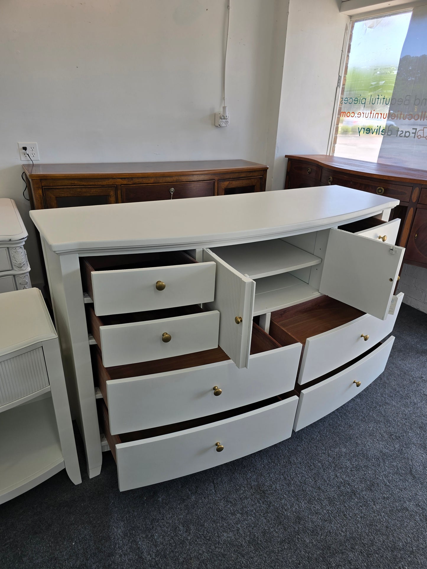 Alabaster 8 drawers 2 doors dresser