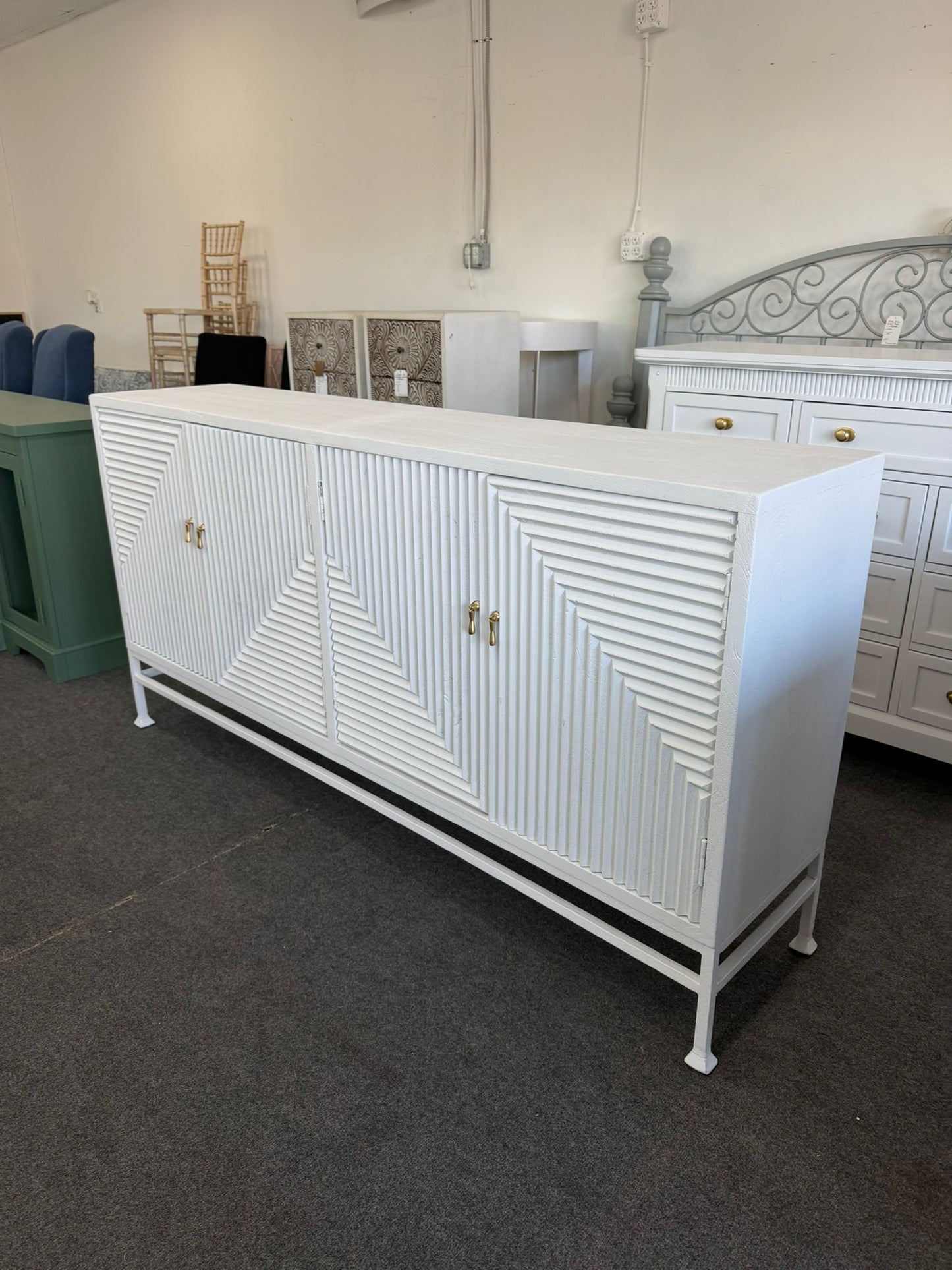 Gorgeous white lacquered 4 doors cabinet