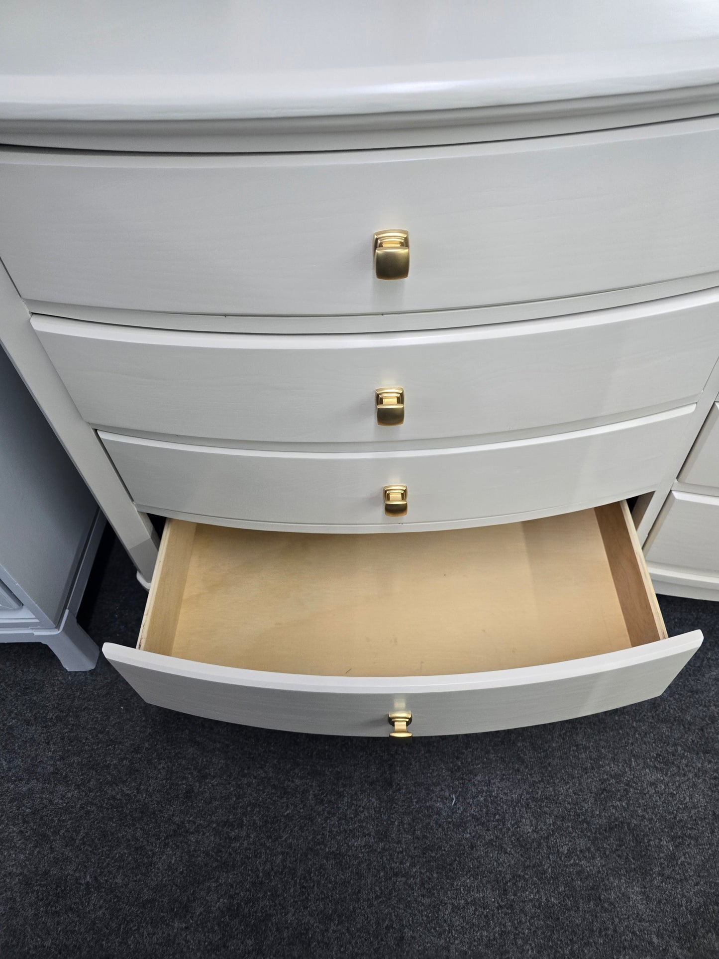 8 drawers cream lacquered dresser