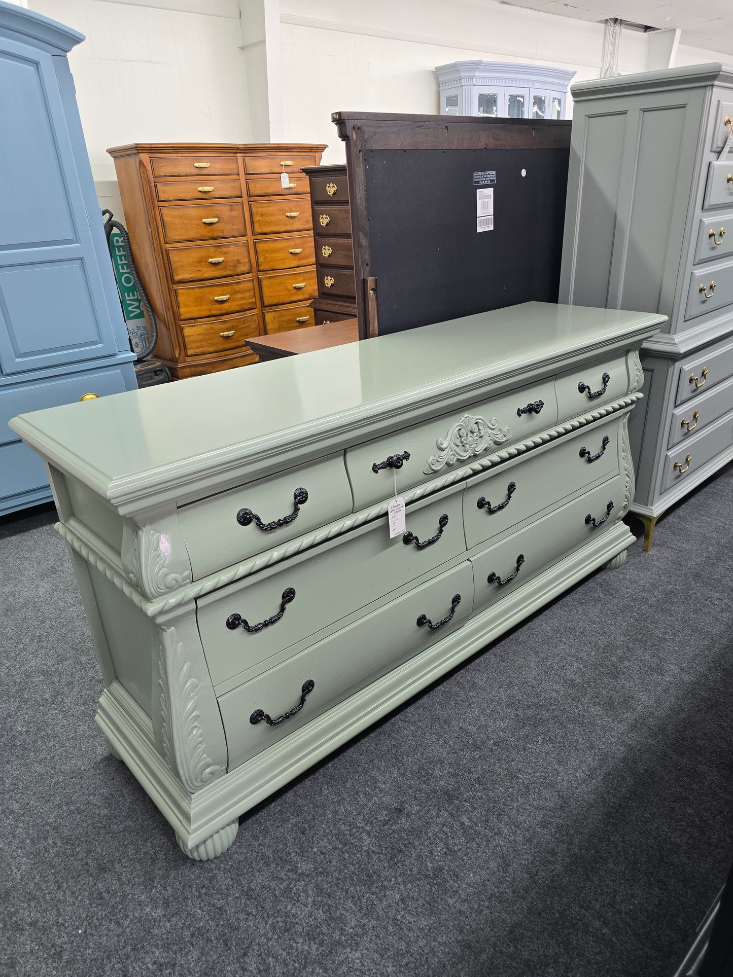 Green lacquered 7 drawers dresser