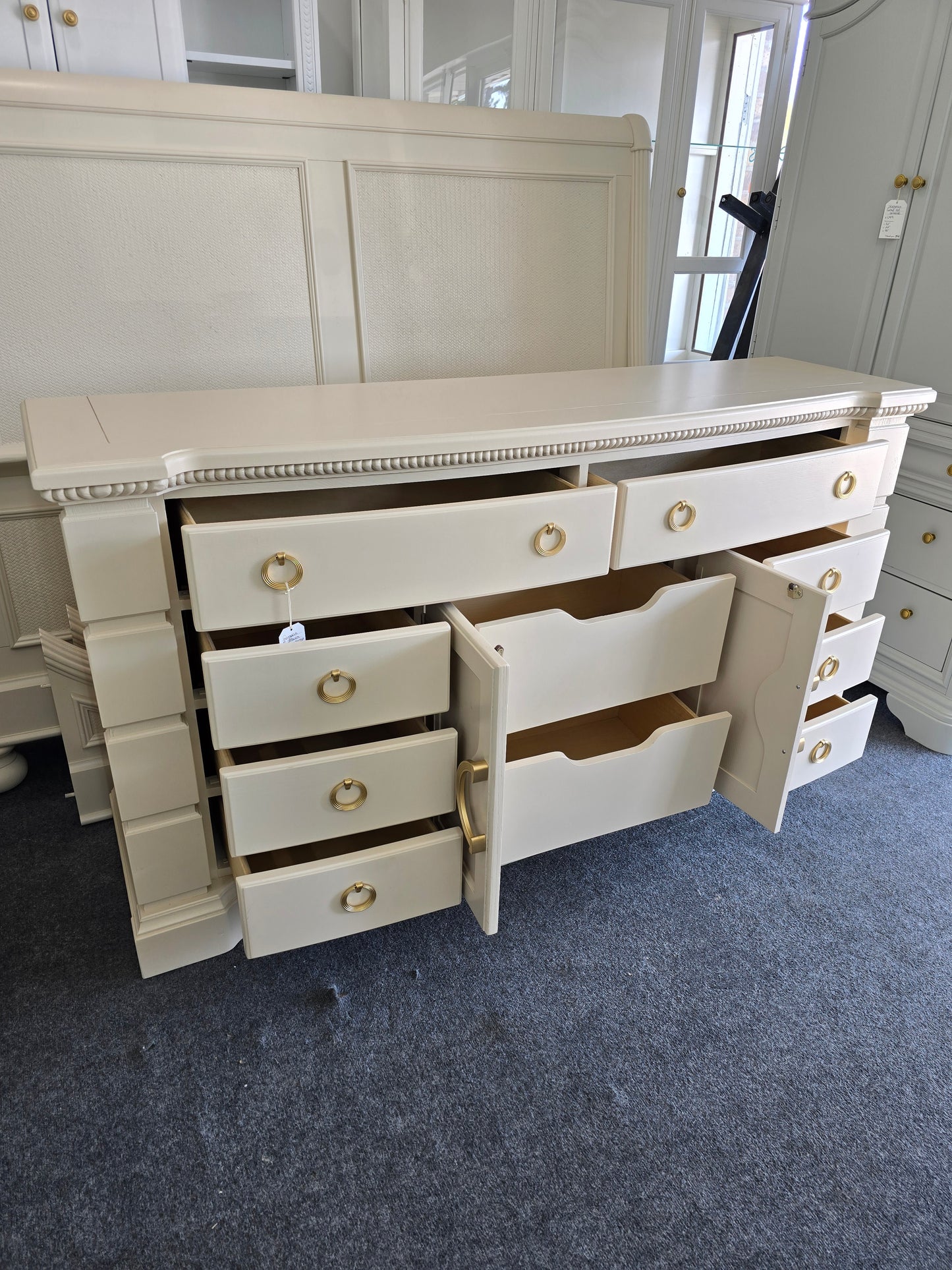 10 drawers beige dresser
