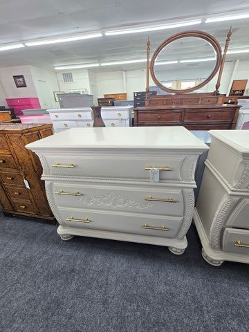 Carved creamy 3 drawers dresser