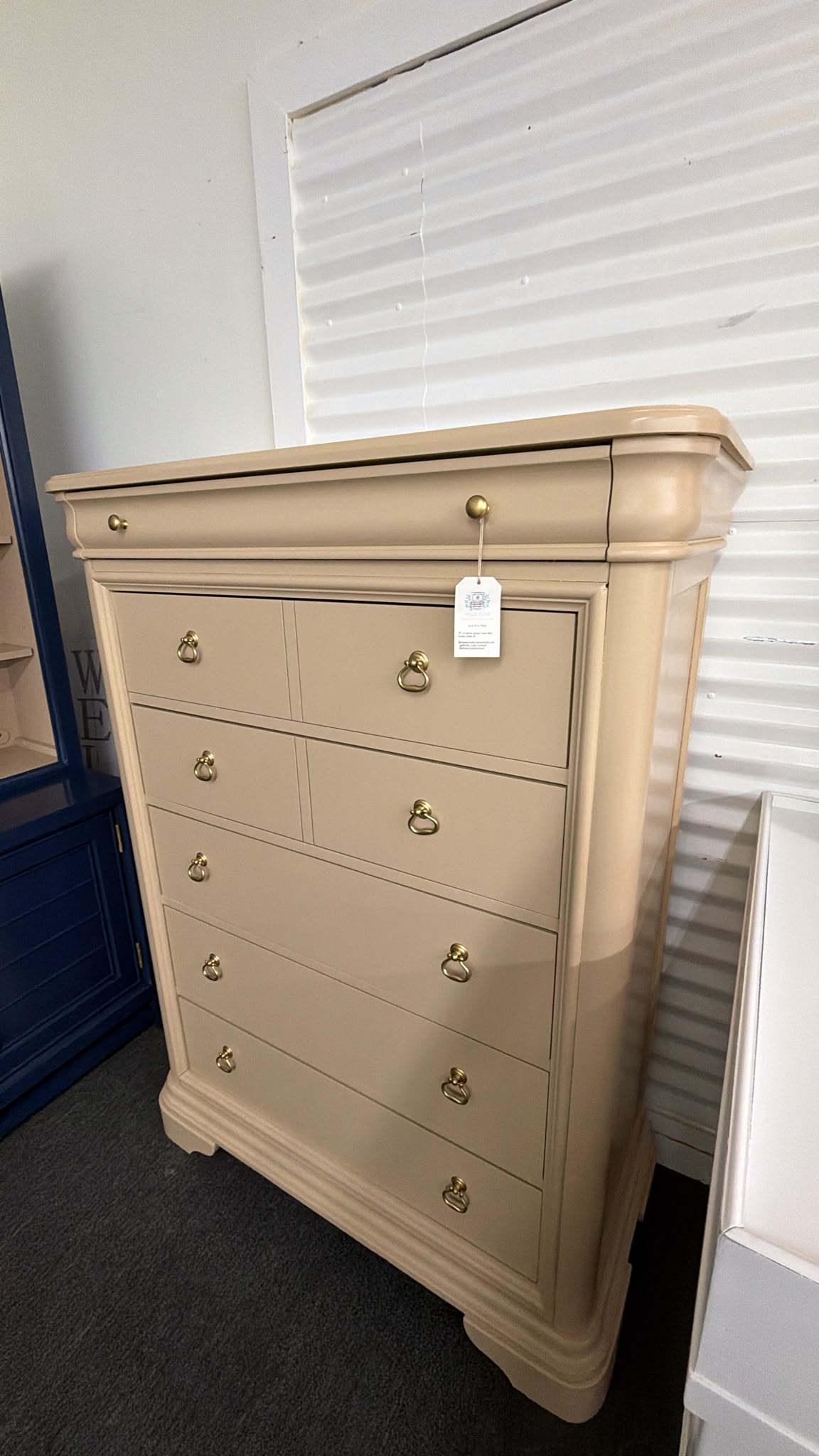Beige lacquered cute  chest