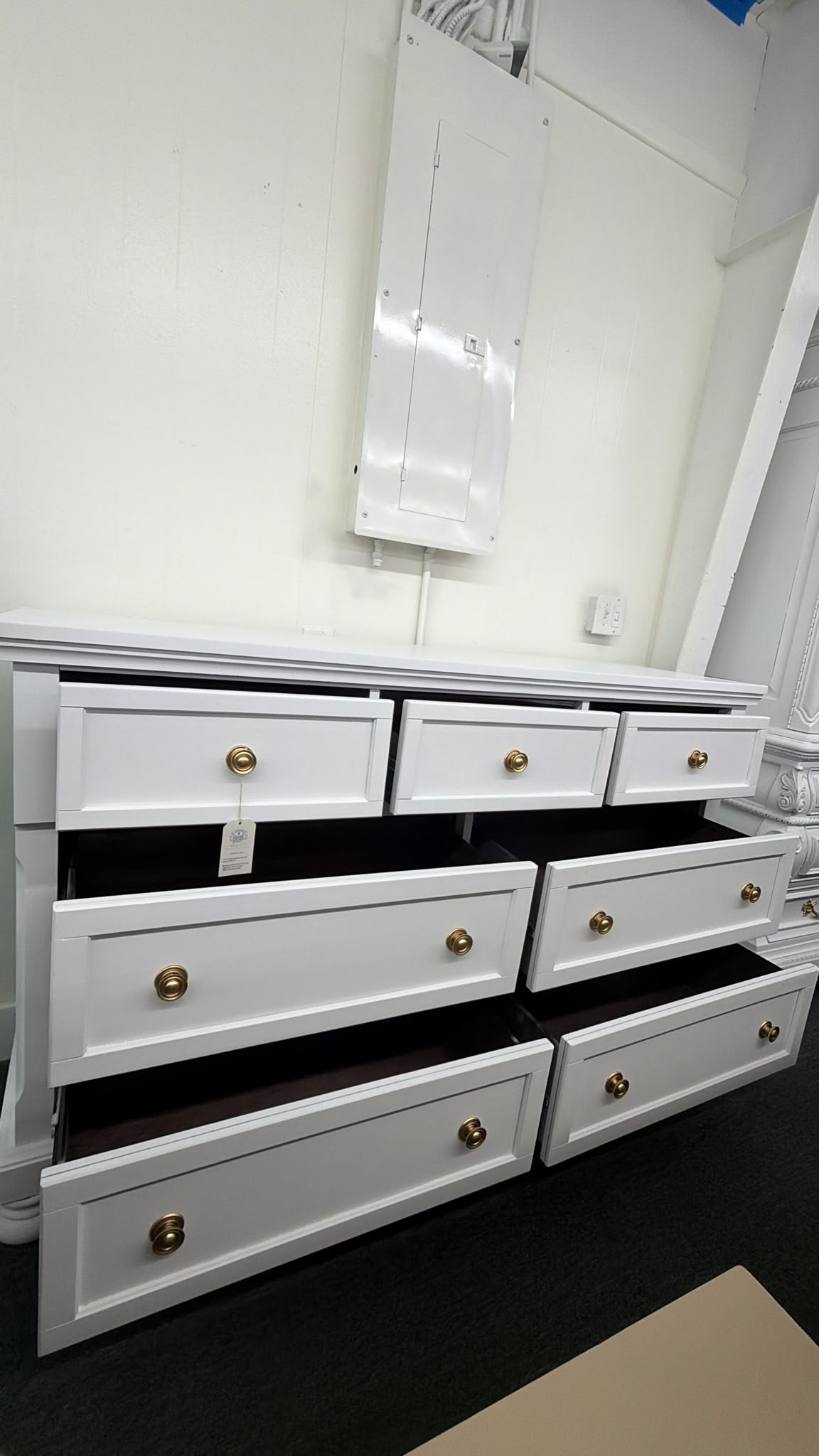 7 drawers white lacquered dresser