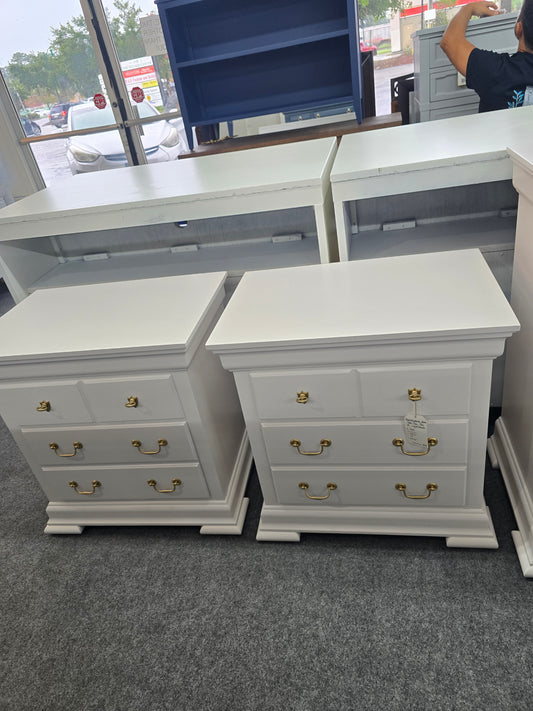 Pennsylvania House pale pink pair of nightstands