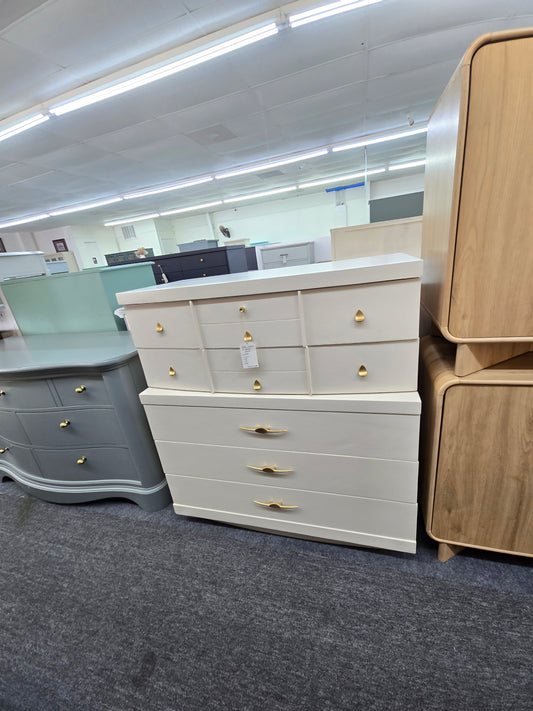 Broyhill off white chest of drawers – HelloCutieFurniture