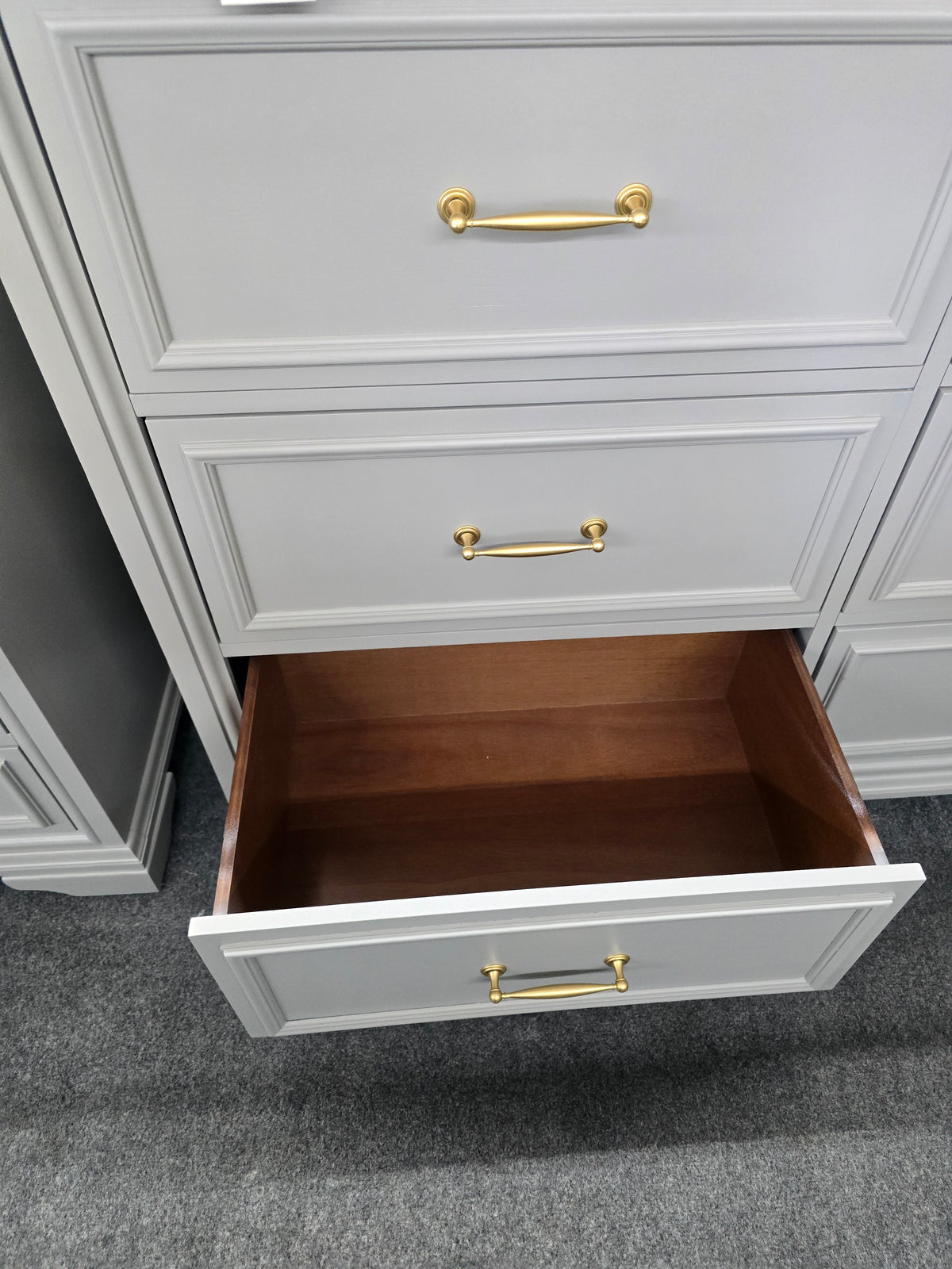 Universal gray 9 drawers dresser