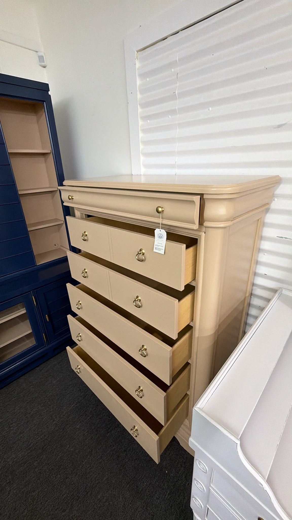 Beige lacquered cute  chest