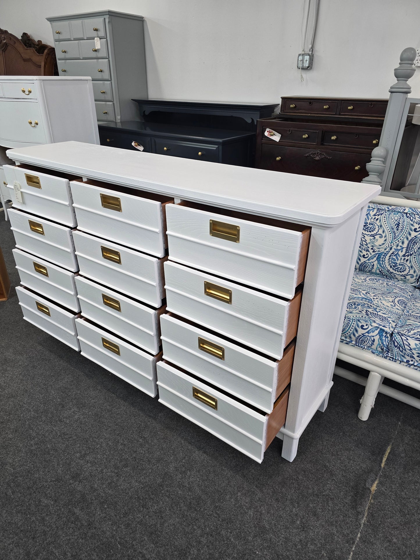 Stanley white 9 drawers dresser