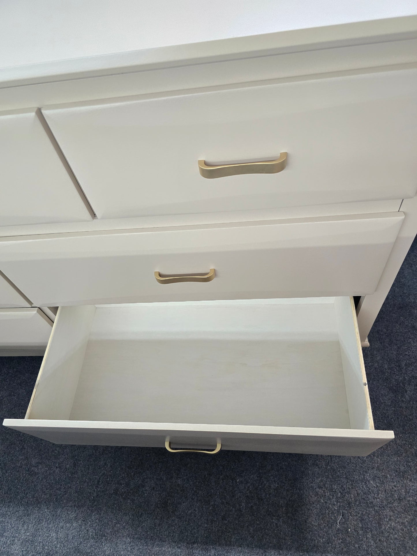 7 drawers beige dresser