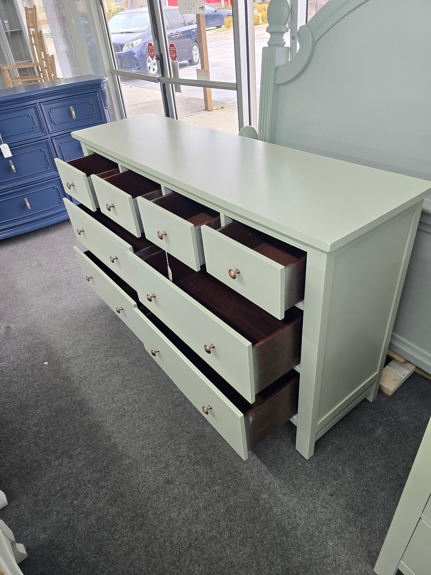 Green lacquered 8 drawers dresser