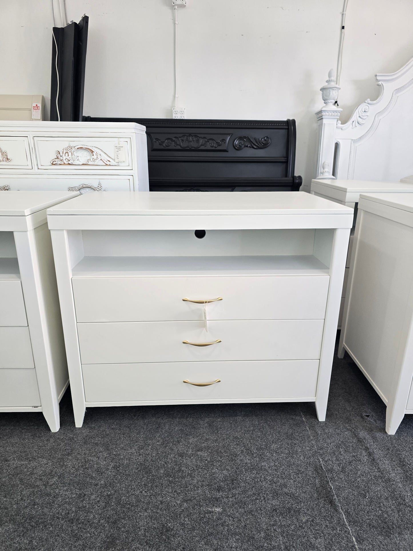Alabaster 3 drawers dresser/stand