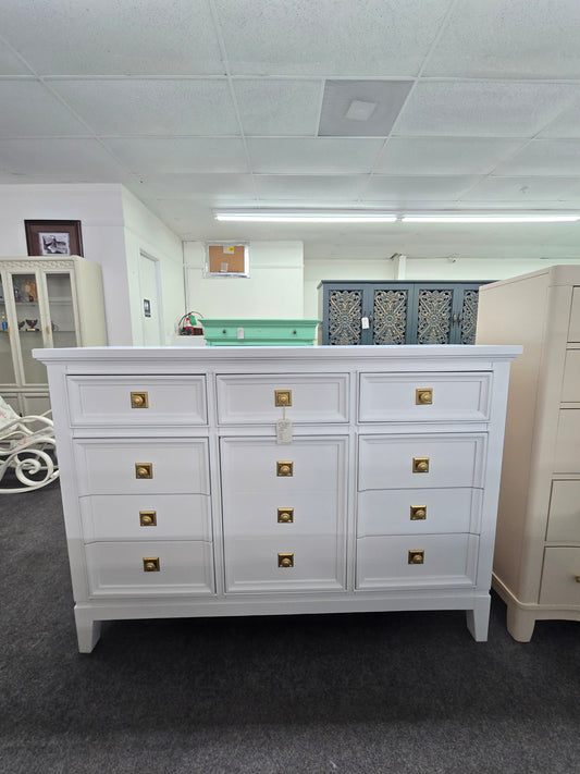 White lacquered 10 drawers dresser