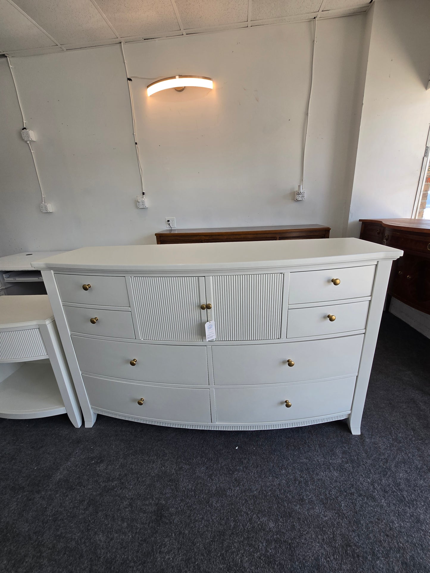 Alabaster 8 drawers 2 doors dresser