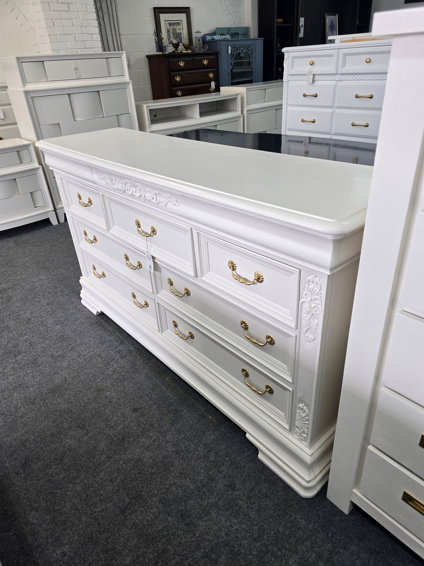 Lexington off white 10 drawers dresser