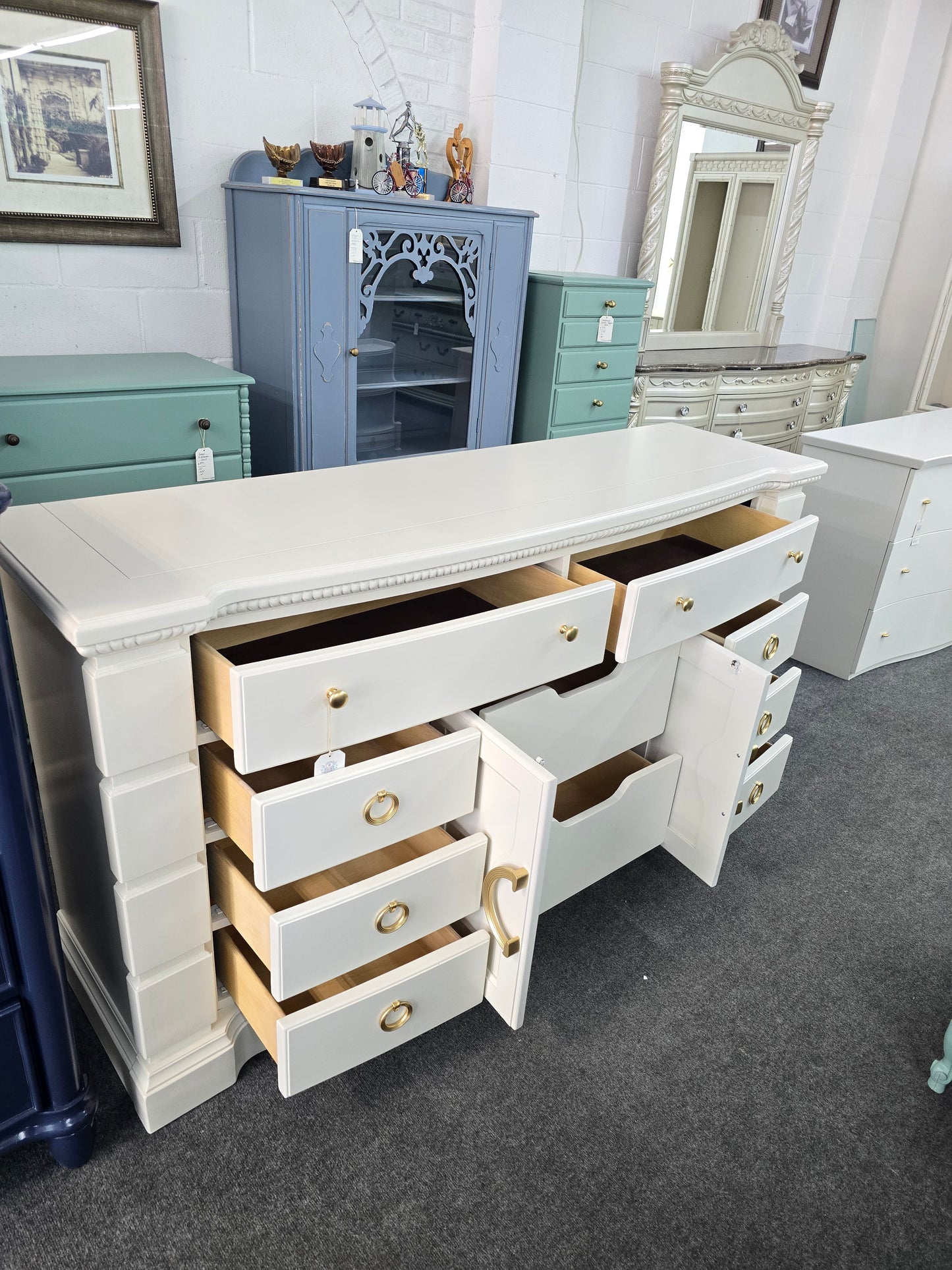 Off white lacquered 10 drawers gorgeous dresser