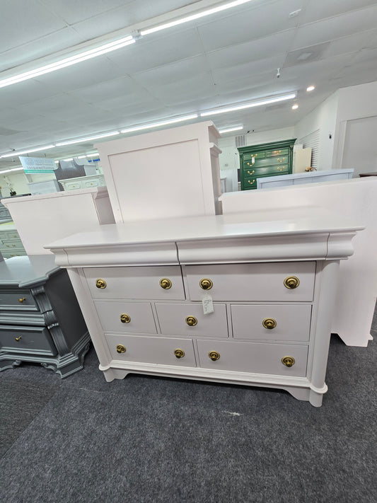 Pale pink 9 drawers cute dresser