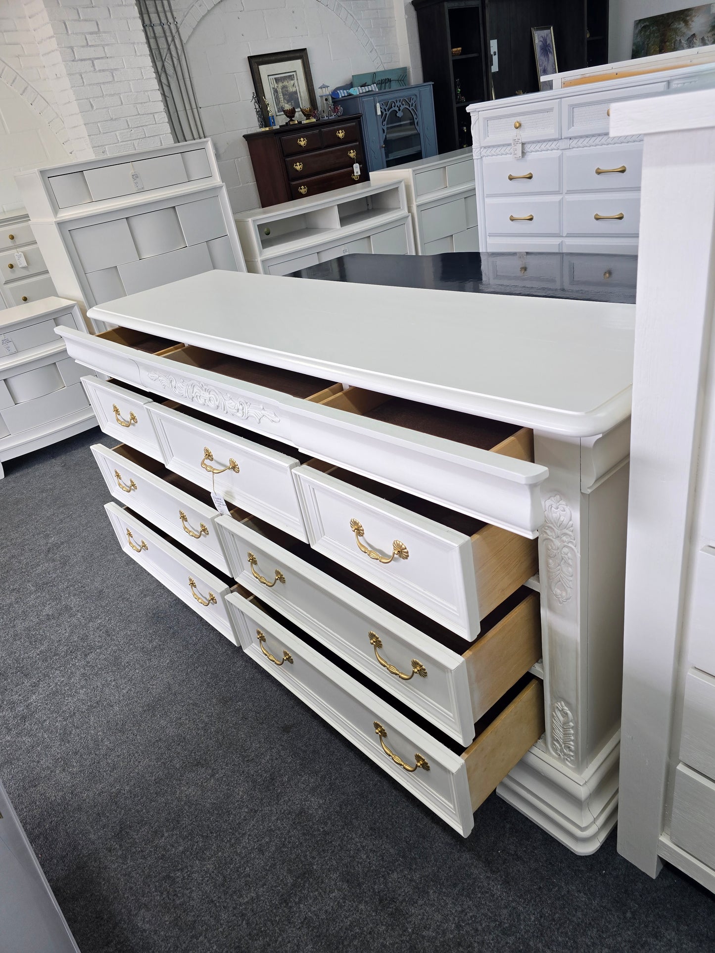 Lexington off white 10 drawers dresser