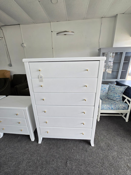 Super cute White lacquered chest