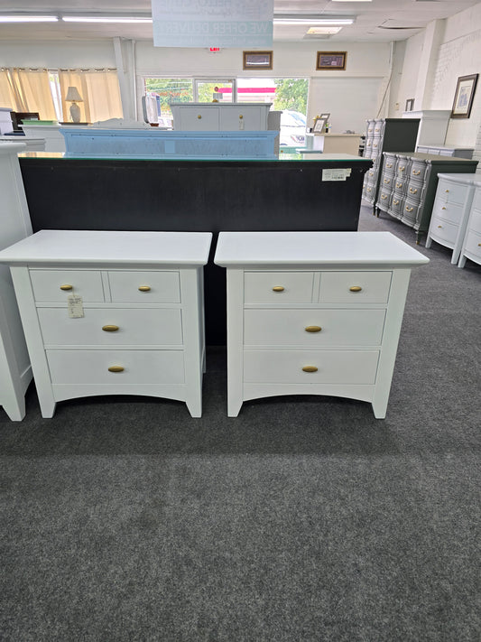 Kathy Ireland white pair of nightstands