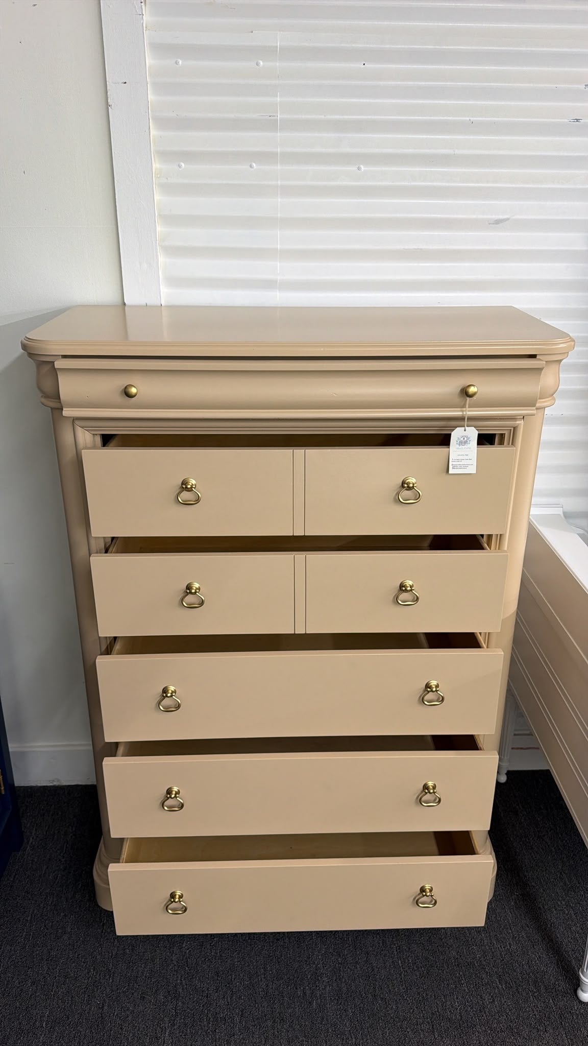 Beige lacquered cute  chest