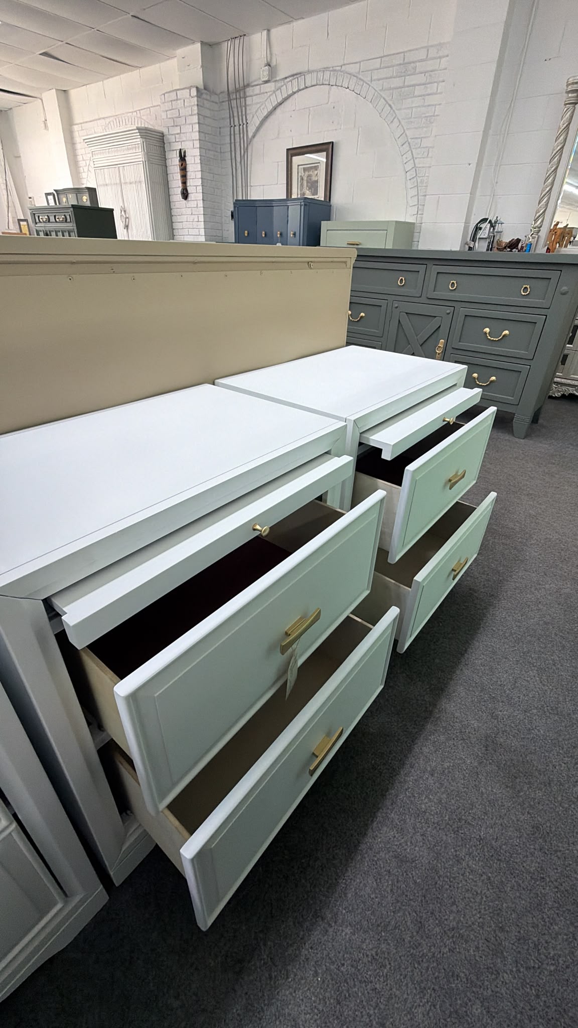 White lacquered pair of nightstands