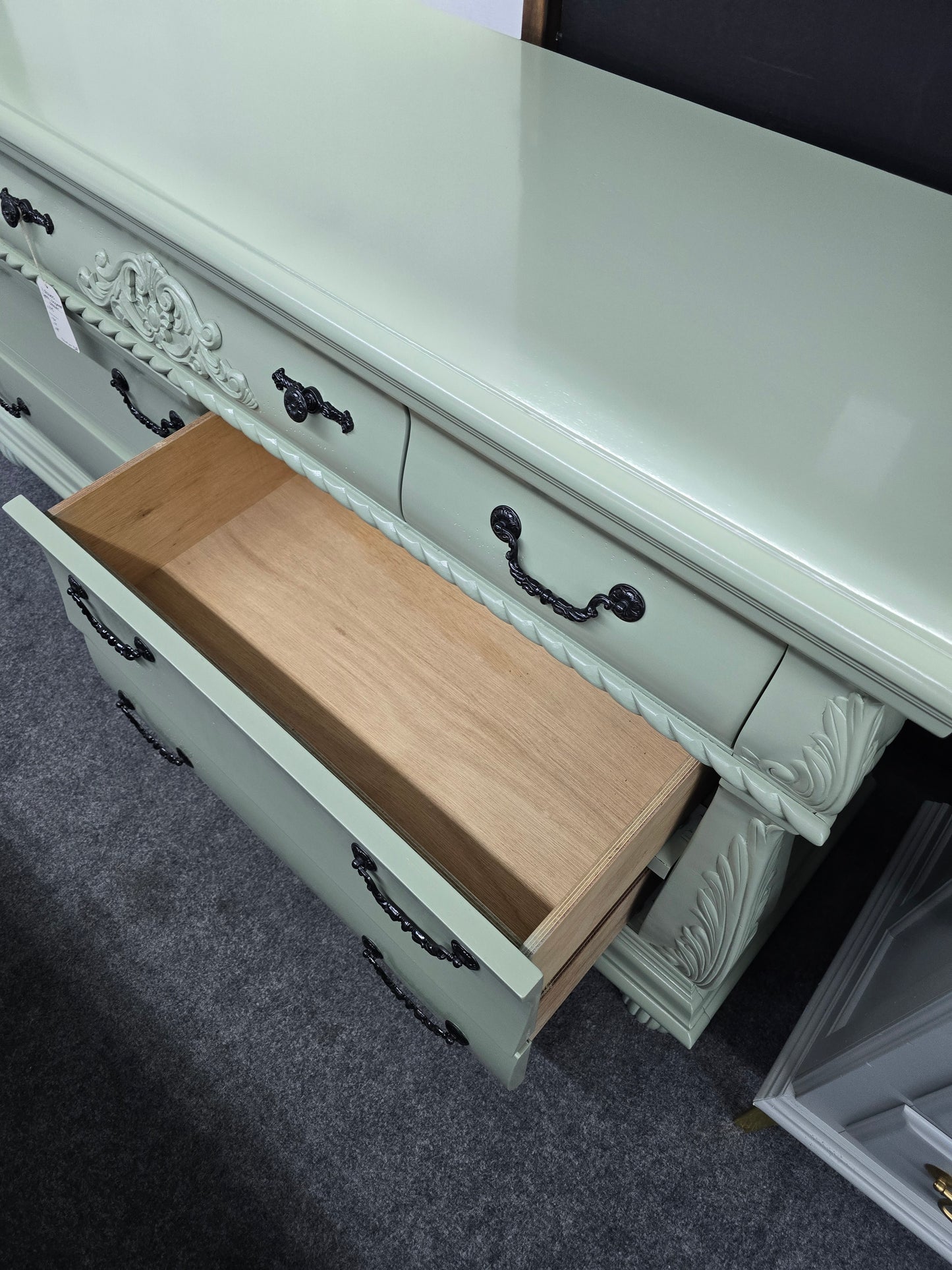 Green lacquered 7 drawers dresser