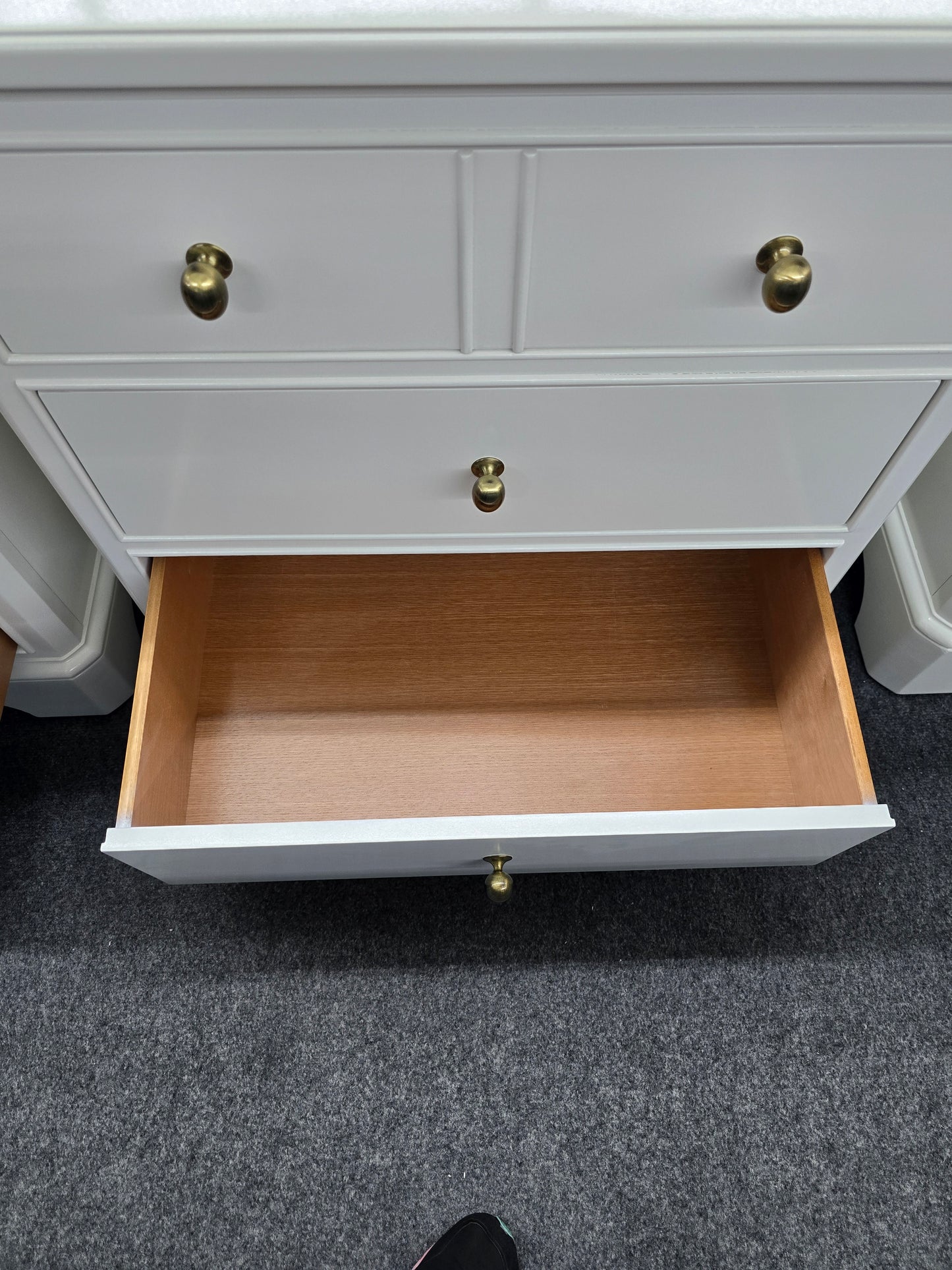 Thomasville  lacquered alabaster pair of nightstands