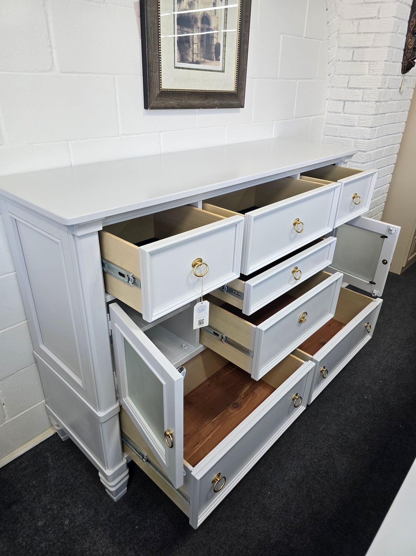 Icy lacquered 7 drawers 2 doors dresser